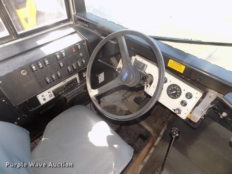 image for item DD2768 1996 Ford B800 Thomas school bus