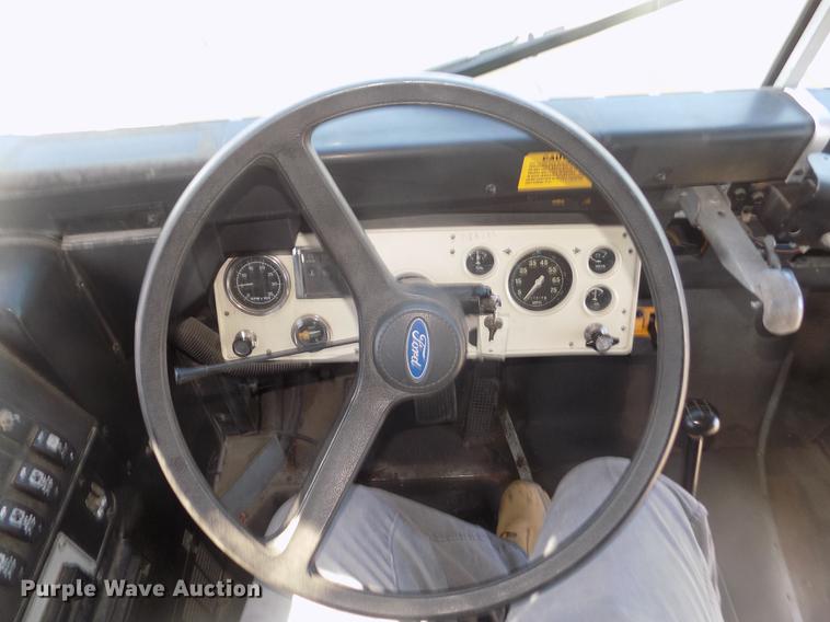 image for item DD2768 1996 Ford B800 Thomas school bus