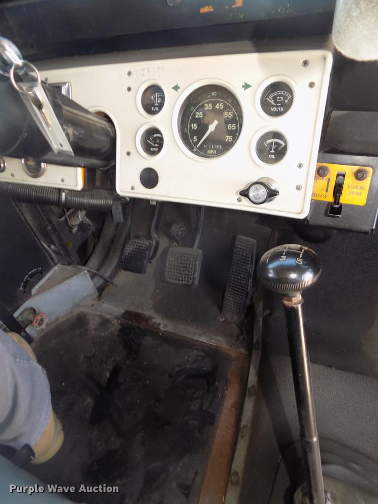 image for item DD2768 1996 Ford B800 Thomas school bus