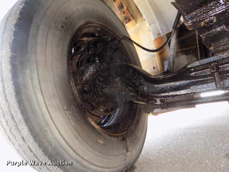 image for item DD2768 1996 Ford B800 Thomas school bus