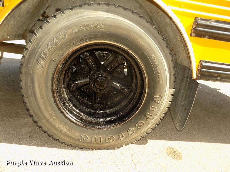 image for item DD2768 1996 Ford B800 Thomas school bus