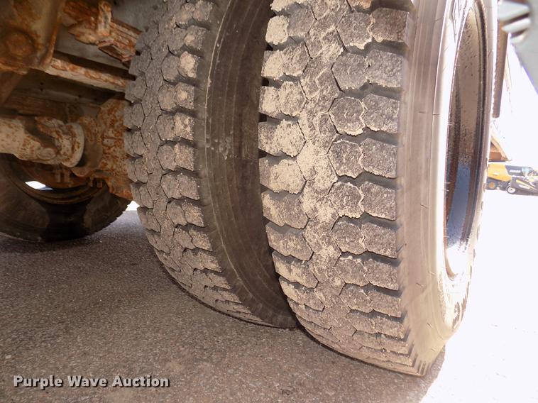 image for item DD2768 1996 Ford B800 Thomas school bus