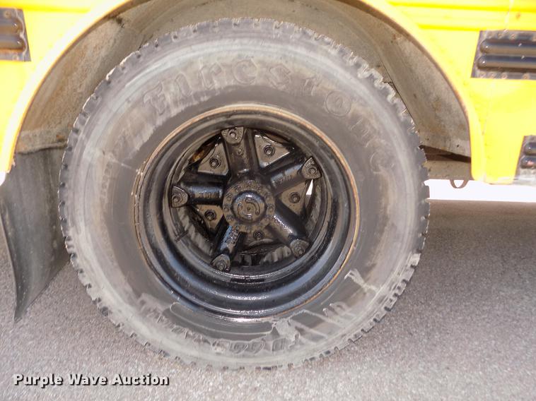 image for item DD2768 1996 Ford B800 Thomas school bus