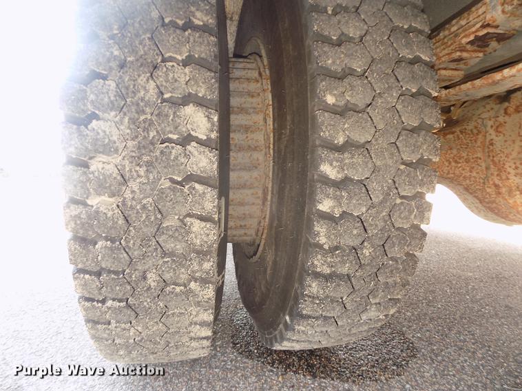 image for item DD2768 1996 Ford B800 Thomas school bus