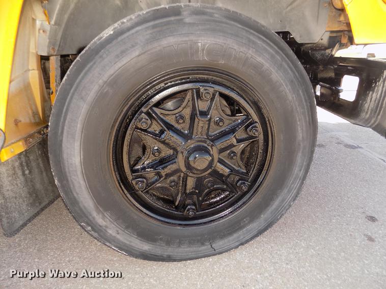 image for item DD2768 1996 Ford B800 Thomas school bus