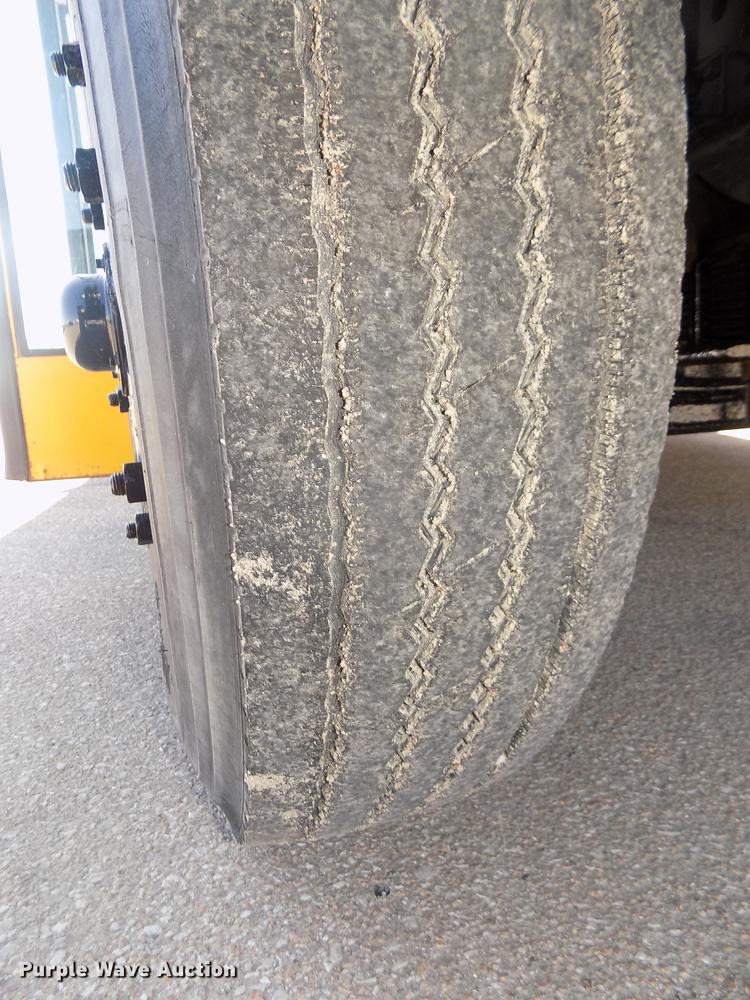 image for item DD2768 1996 Ford B800 Thomas school bus