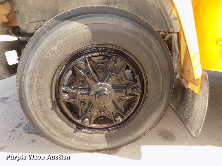 image for item DD2768 1996 Ford B800 Thomas school bus