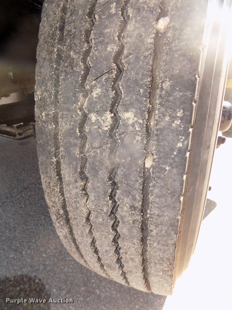 image for item DD2768 1996 Ford B800 Thomas school bus