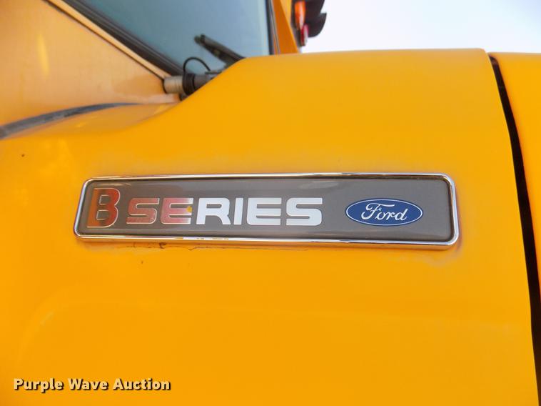 image for item DD2768 1996 Ford B800 Thomas school bus