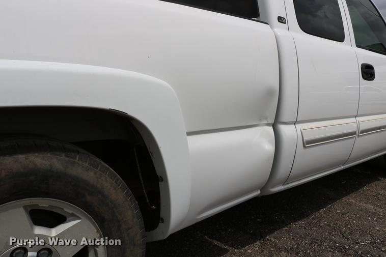 image for item DD4199 2005 Chevrolet Silverado 1500 Ext. Cab pickup truck