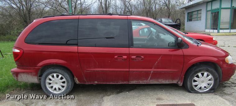 image for item DD7453 2003 Chrysler Town & Country van