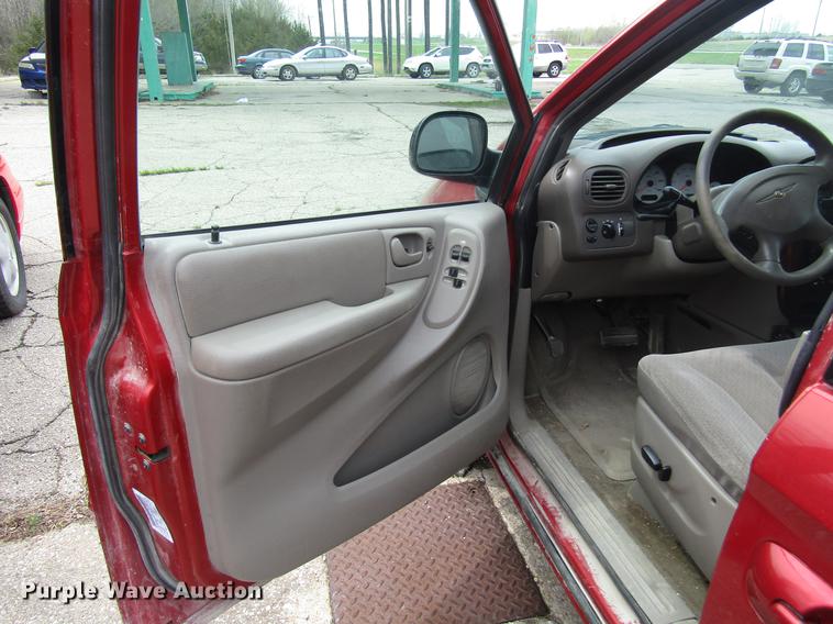 image for item DD7453 2003 Chrysler Town & Country van