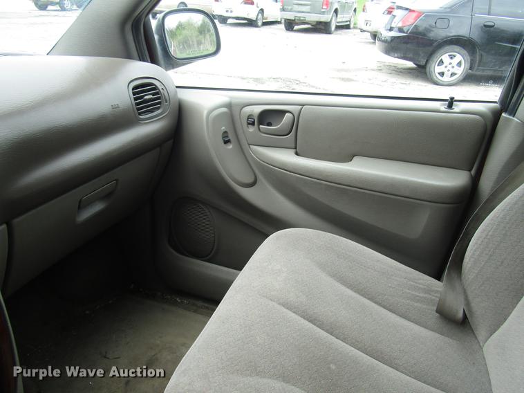 image for item DD7453 2003 Chrysler Town & Country van