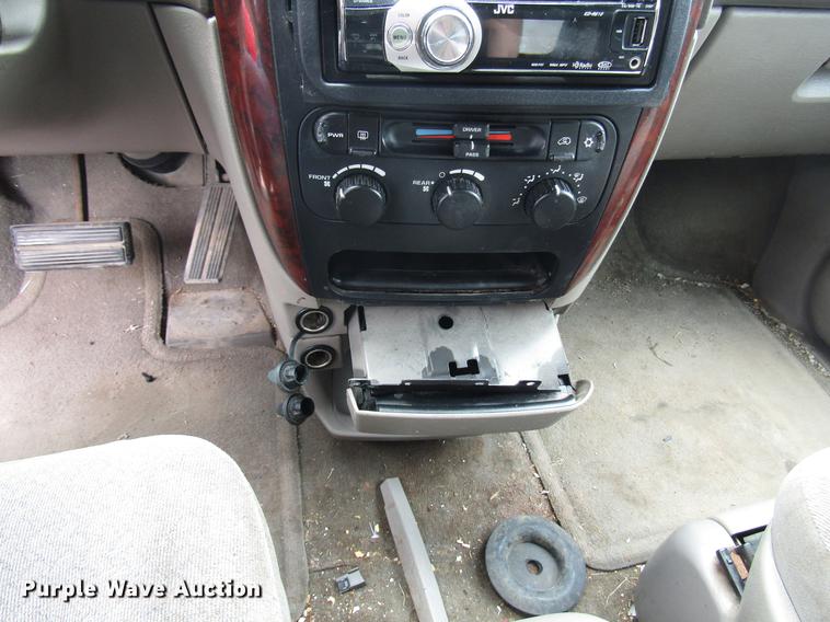 image for item DD7453 2003 Chrysler Town & Country van