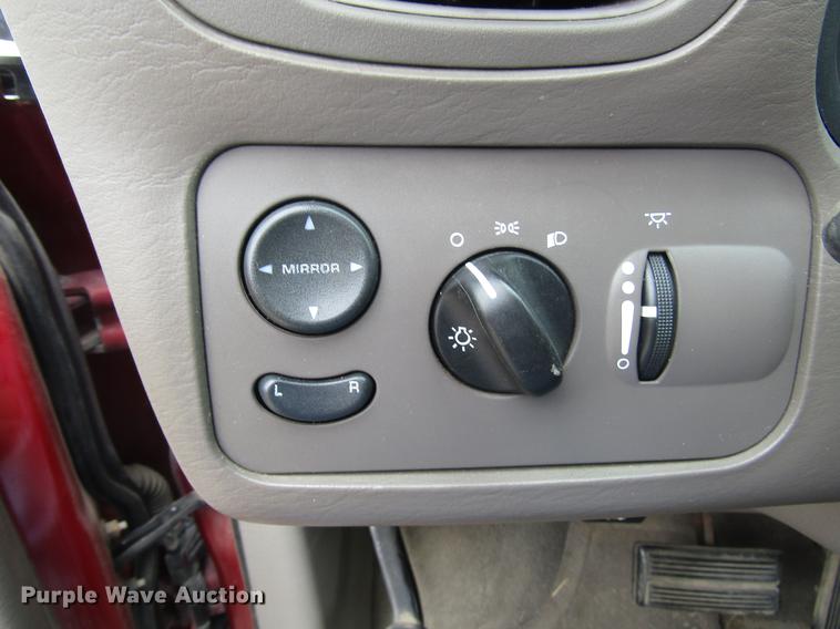 image for item DD7453 2003 Chrysler Town & Country van