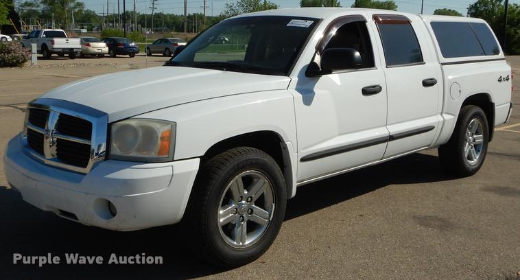 image for item DE1690 2007 Dodge Dakota Quad Cab pickup truck