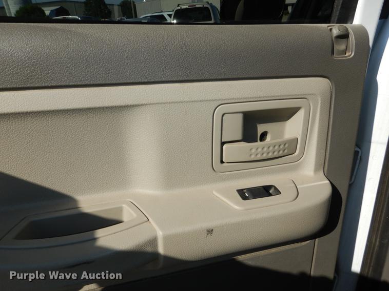 image for item DE1690 2007 Dodge Dakota Quad Cab pickup truck