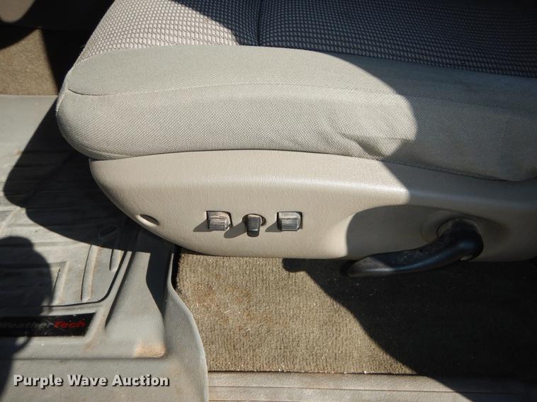 image for item DE1690 2007 Dodge Dakota Quad Cab pickup truck