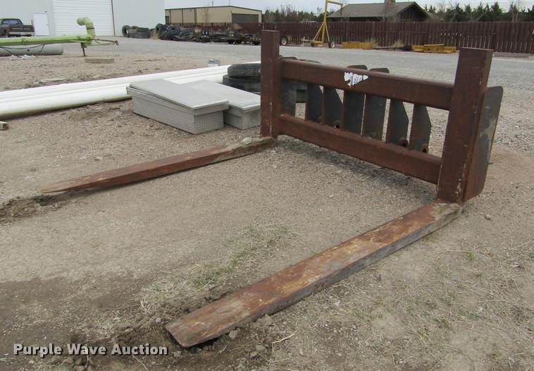 image for item DE6761 John Deere 724K pin-on forks