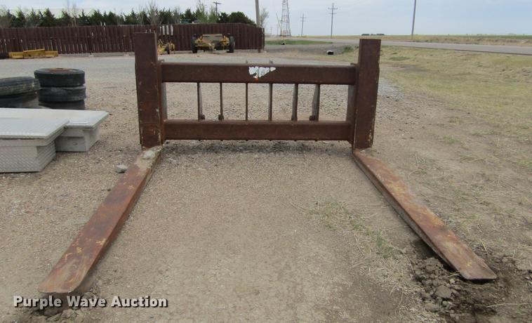 image for item DE6761 John Deere 724K pin-on forks