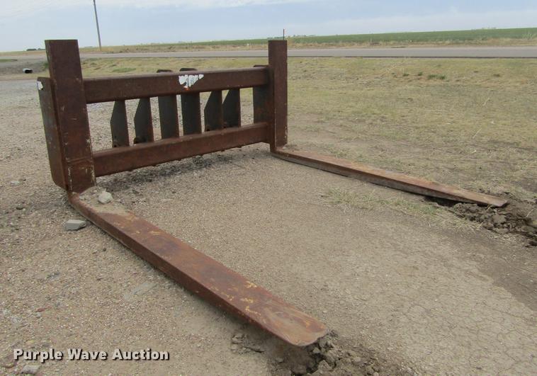 image for item DE6761 John Deere 724K pin-on forks