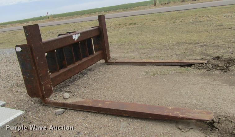 image for item DE6761 John Deere 724K pin-on forks