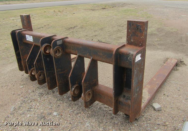 image for item DE6761 John Deere 724K pin-on forks