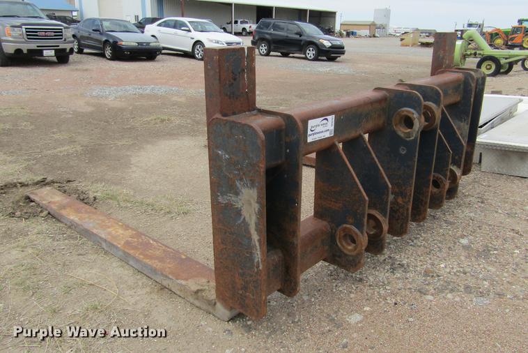 image for item DE6761 John Deere 724K pin-on forks