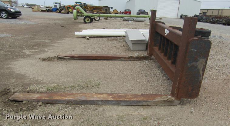 image for item DE6761 John Deere 724K pin-on forks