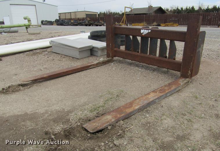 image for item DE6761 John Deere 724K pin-on forks