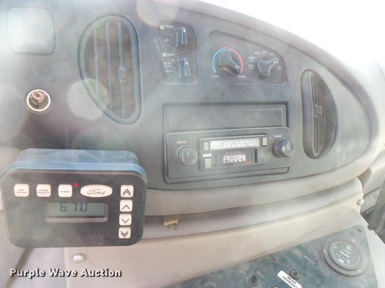image for item DW9718 1998 Ford Econoline E450 bus
