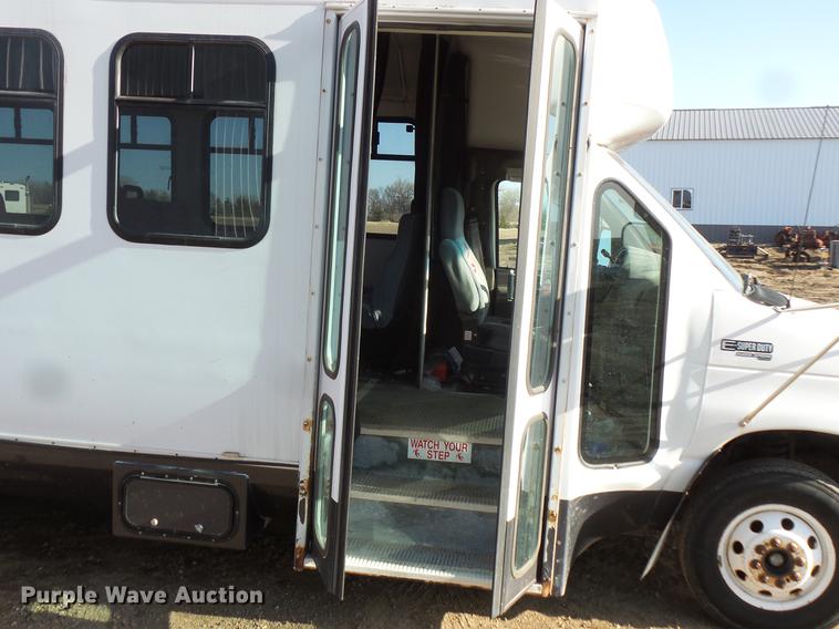 image for item DW9718 1998 Ford Econoline E450 bus