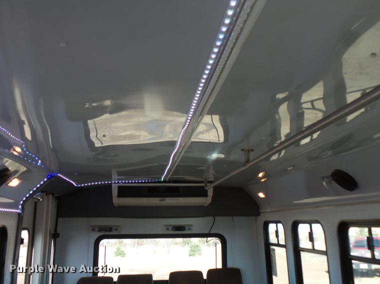 image for item DW9718 1998 Ford Econoline E450 bus