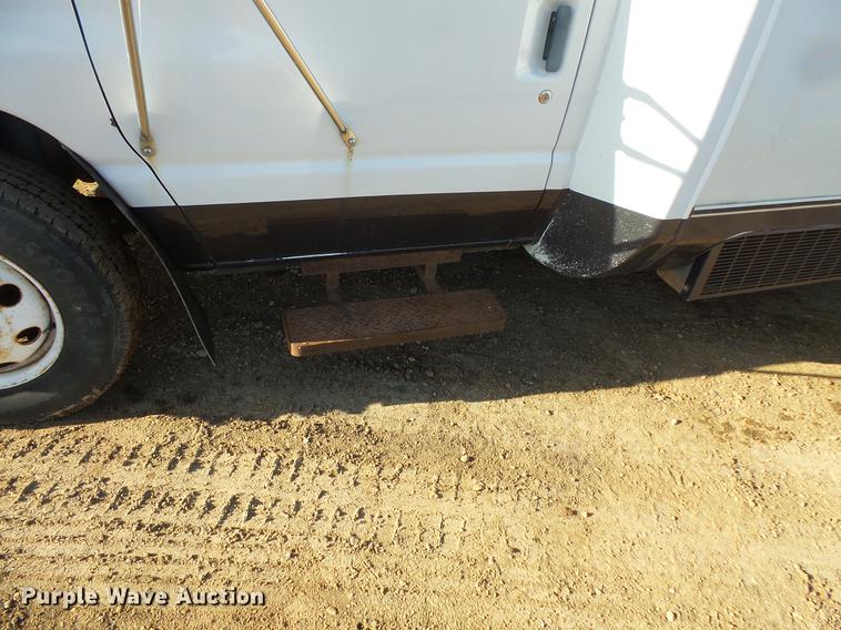 image for item DW9718 1998 Ford Econoline E450 bus