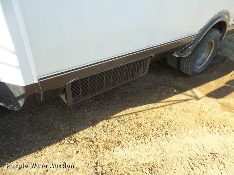 image for item DW9718 1998 Ford Econoline E450 bus