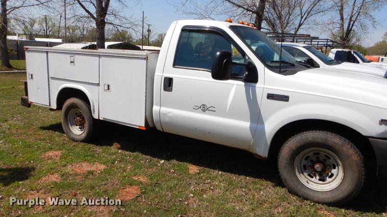 image for item EI9058 2000 Ford F350 Super Duty utility bed pickup truck