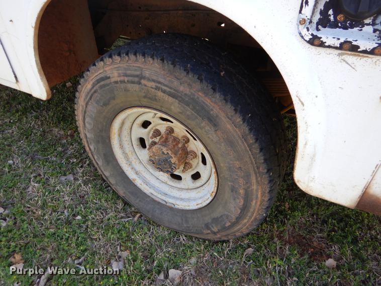 image for item EI9058 2000 Ford F350 Super Duty utility bed pickup truck