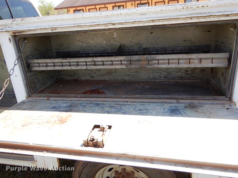 image for item EI9058 2000 Ford F350 Super Duty utility bed pickup truck