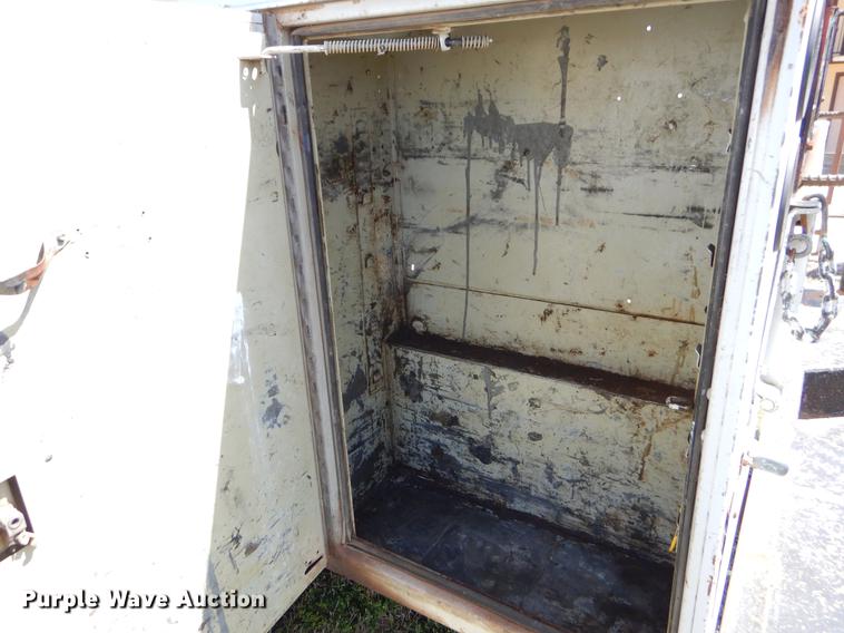 image for item EI9058 2000 Ford F350 Super Duty utility bed pickup truck