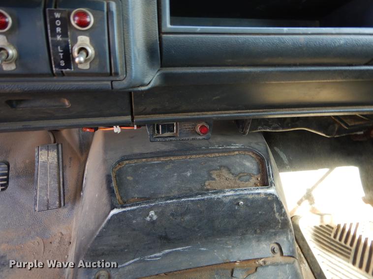 image for item EI9059 1997 GMC C6500 service truck with crane