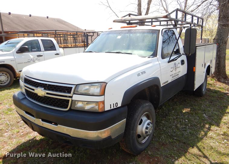 image for item EI9060 2007 Chevrolet Silverado 3500HD utility bed pickup truck