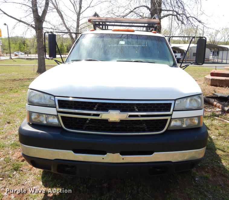 image for item EI9060 2007 Chevrolet Silverado 3500HD utility bed pickup truck