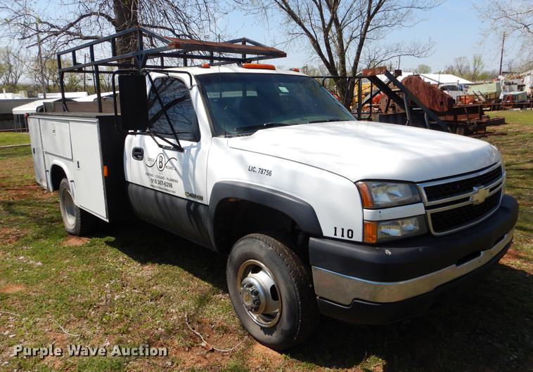 image for item EI9060 2007 Chevrolet Silverado 3500HD utility bed pickup truck