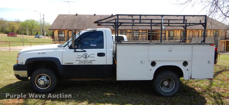 image for item EI9060 2007 Chevrolet Silverado 3500HD utility bed pickup truck