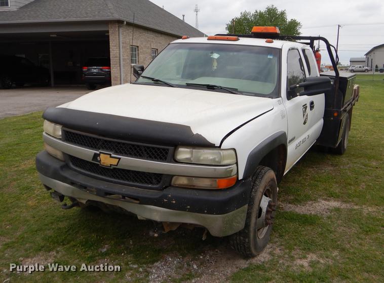image for item EI9105 2001 Chevrolet Silverado 3500 Ext. Cab flatbed pickup truck