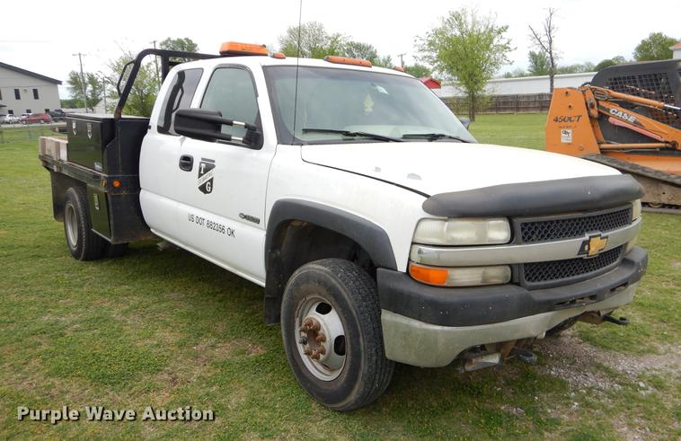 image for item EI9105 2001 Chevrolet Silverado 3500 Ext. Cab flatbed pickup truck