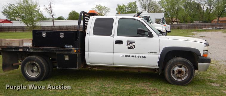 image for item EI9105 2001 Chevrolet Silverado 3500 Ext. Cab flatbed pickup truck