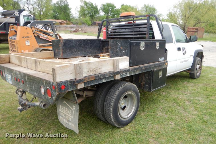 image for item EI9105 2001 Chevrolet Silverado 3500 Ext. Cab flatbed pickup truck