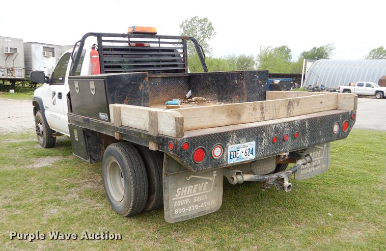 image for item EI9105 2001 Chevrolet Silverado 3500 Ext. Cab flatbed pickup truck