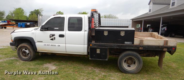 image for item EI9105 2001 Chevrolet Silverado 3500 Ext. Cab flatbed pickup truck